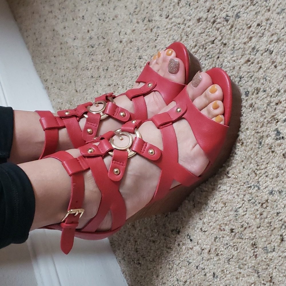 Guess, Sandal 👡, Size 8.5, Color Red.